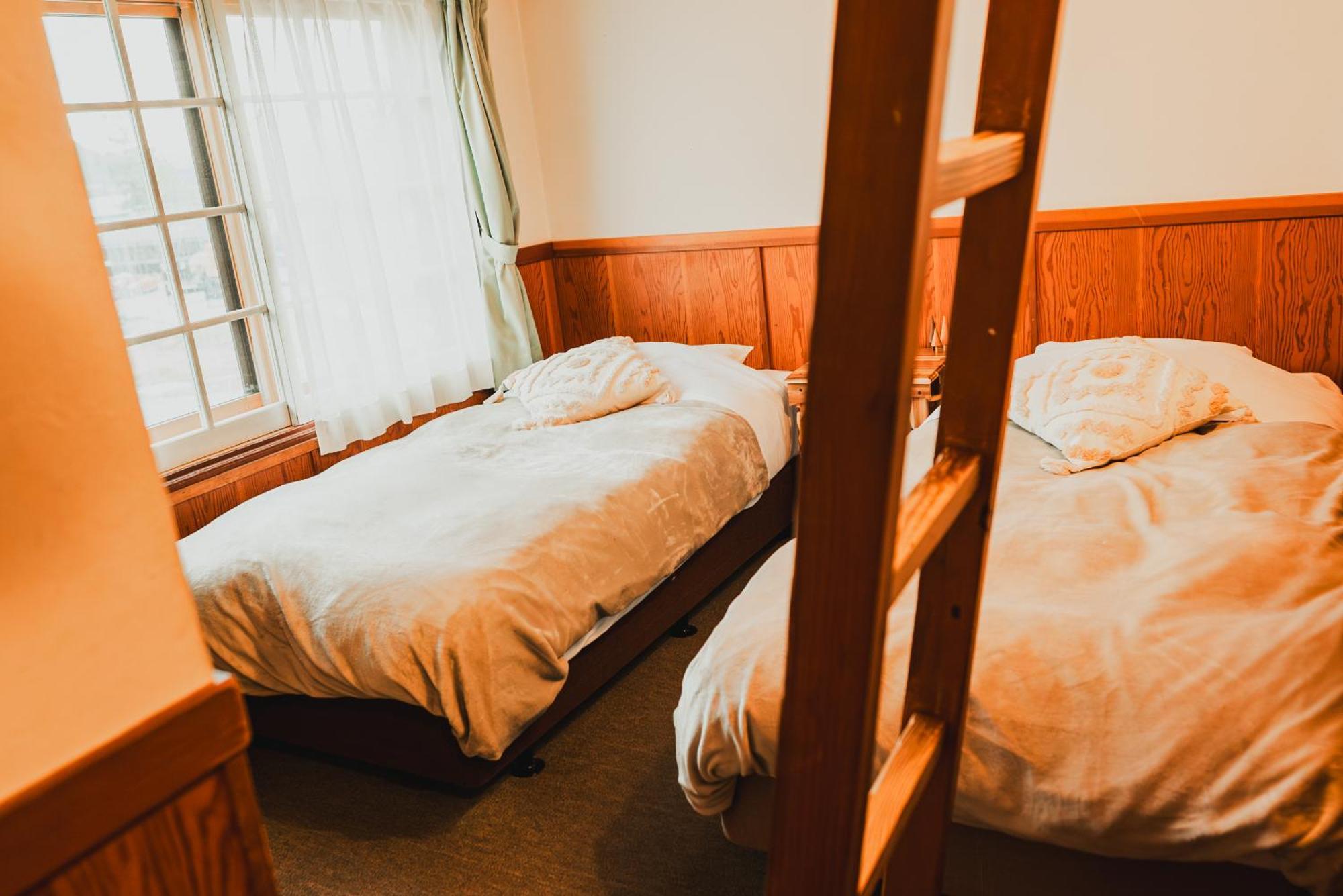 & Log Meteor Lodge