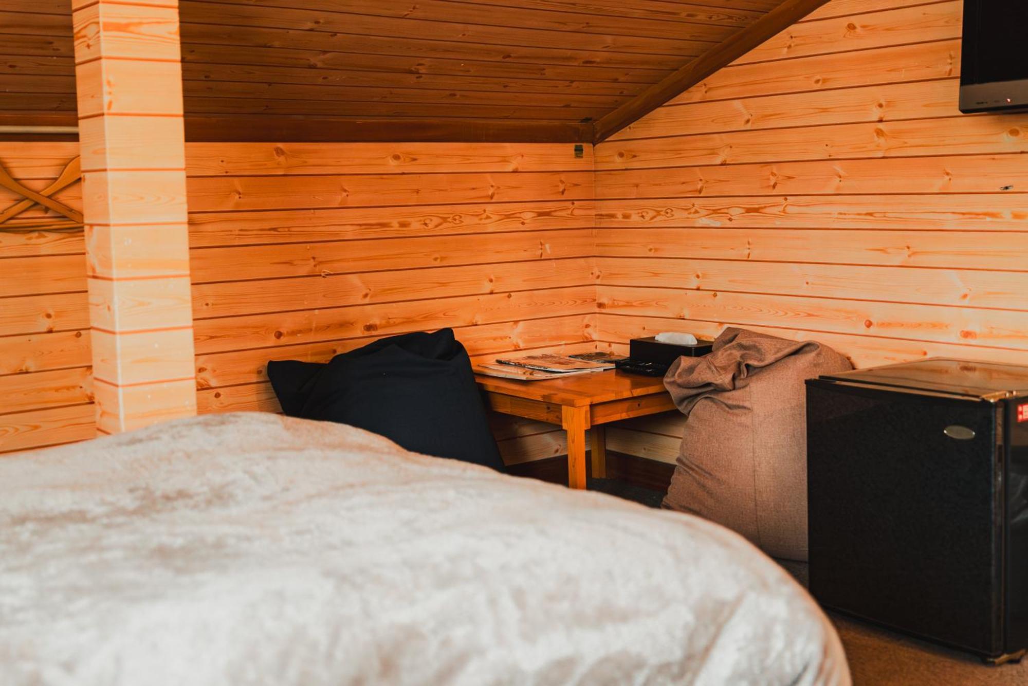 & Log Meteor Lodge *